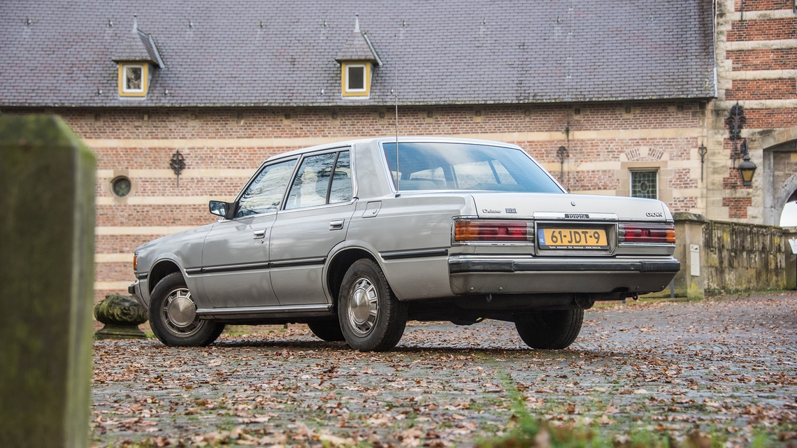 Toyota-Crown-2.2-diesel-1981-exterieur-links-achter-grijs.jpg