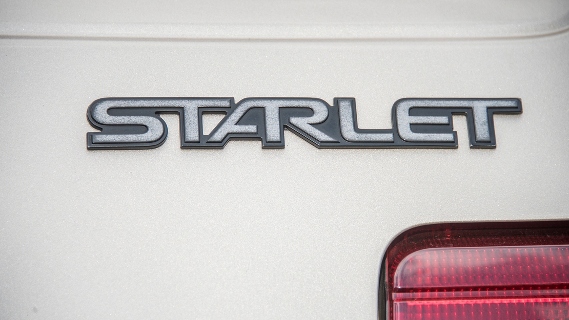 Toyota-Starlet-P7-exterieur-achterkant-Starlet-embleem-close-up.jpg